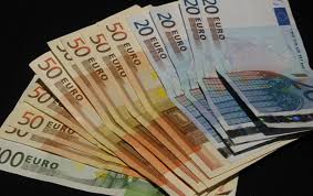 Euro a scăzut la minimul ultimilor 11 ani faţă de dolar după decizia BCE