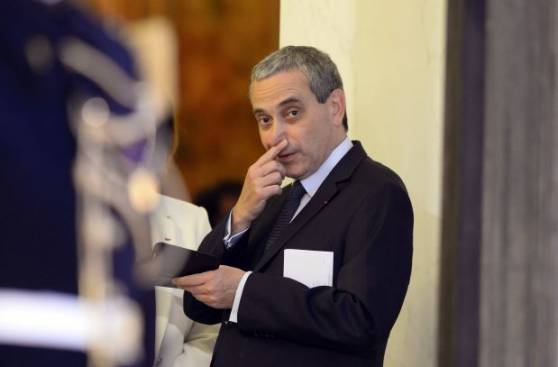 Franța nu renunță la decizia de a trimite un diplomat gay ambasador la Vatican