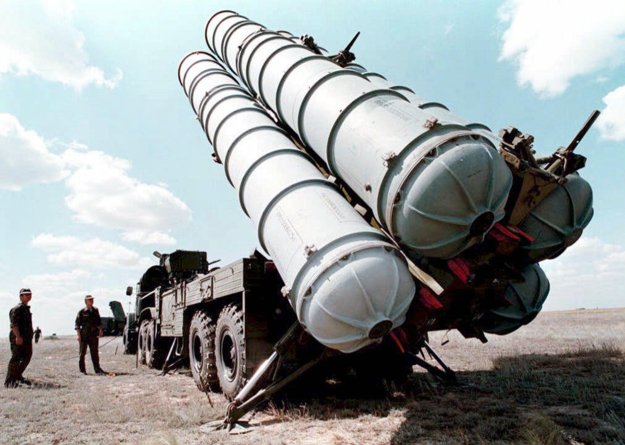 Putin a ridicat embargoul privind livrarea către Iran a sistemului de rachete S-300