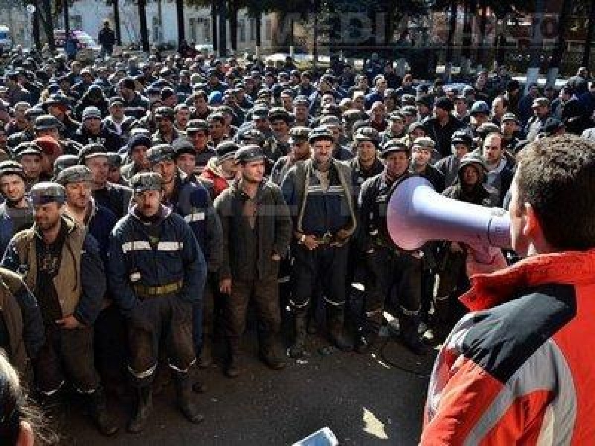 83 de mineri de la Exploatarea de Uraniu Crucea în GREVA FOAMEI
