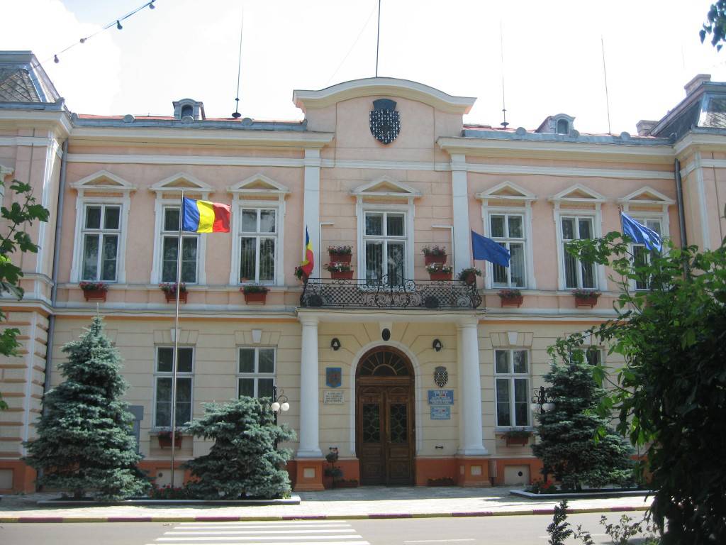 Cum s-a blocat un oraş din România, după ce primarul a fost arestat la domiciliu, consiliul local a fost dizolvat şi peste 200 de funcţionari nu şi-au mai luat salariile