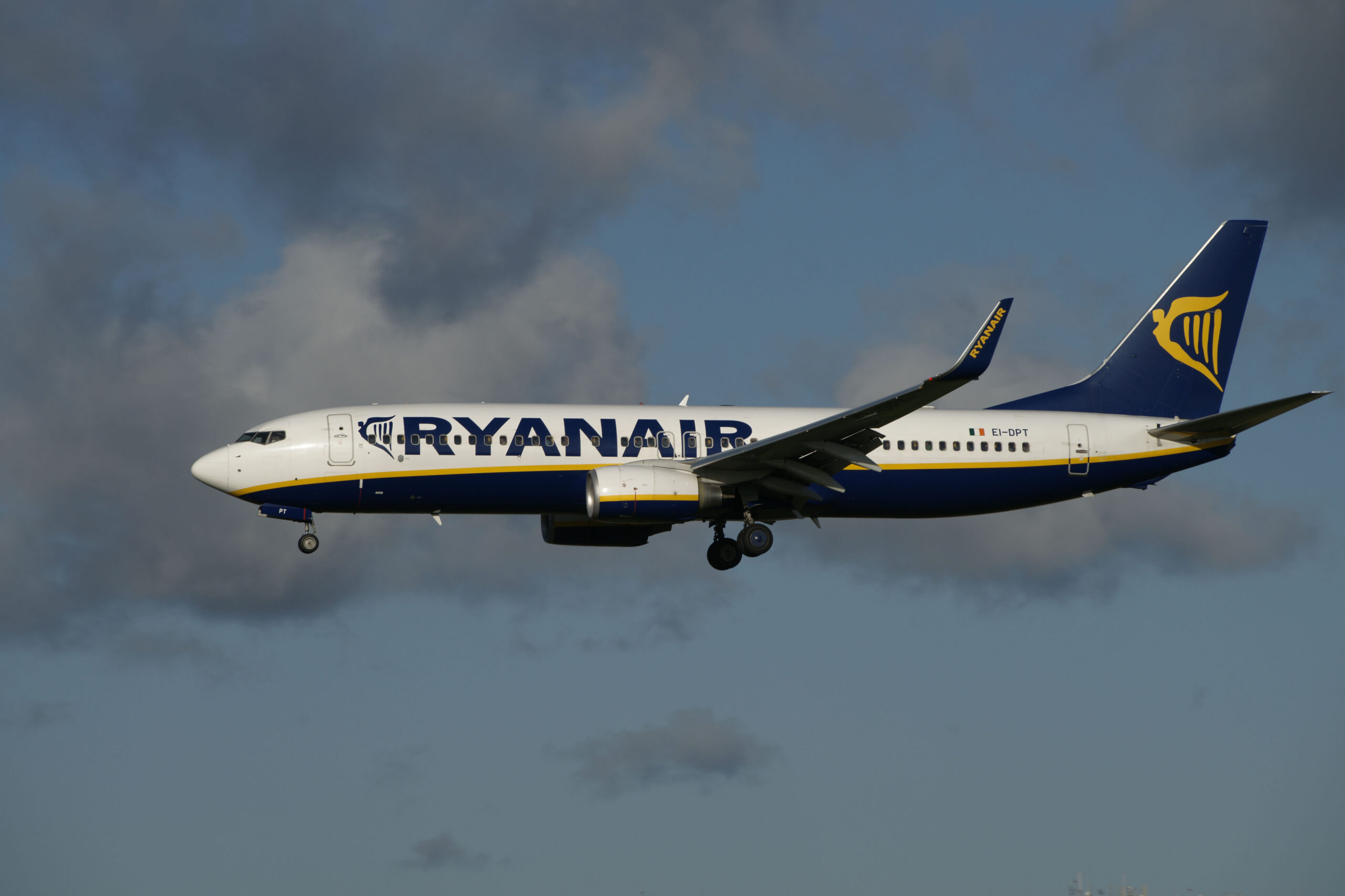 FĂRĂ PRECEDENT: Ryanair anunță că va duce migranții în Occident
