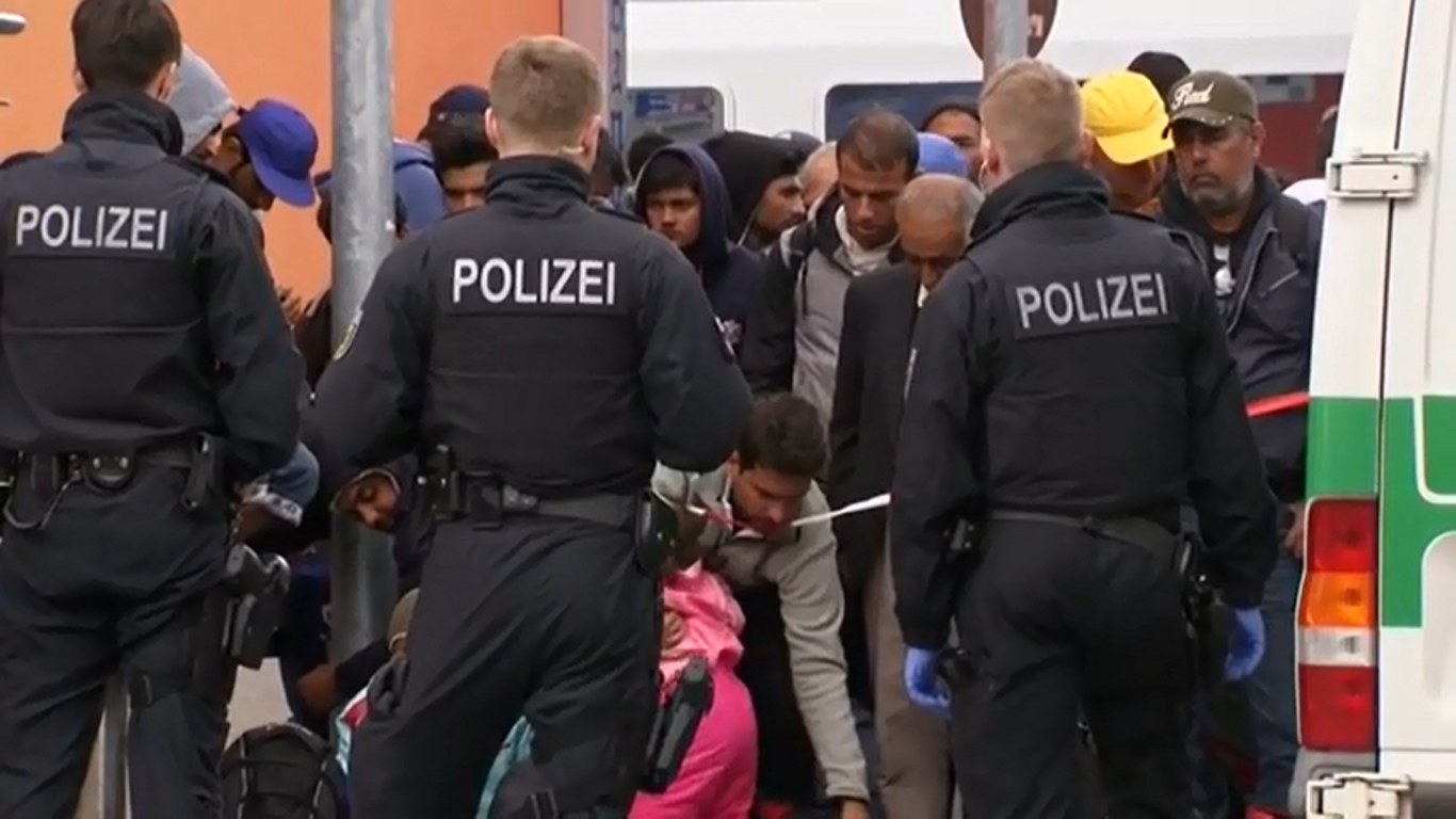 1.000 de refugiați au intrat luni în Bavaria în pofida controalelor la frontieră