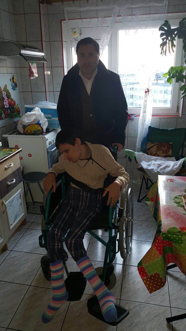 Deputatul Rizea a donat un cărucior unui tânăr din sectorul 5 cu tetrapareza spastica