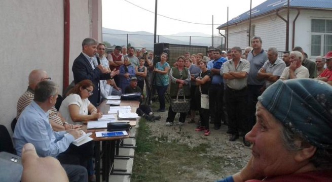 Situaţie explozivă la Dărmăneşti: REVOLTĂ ÎMPOTRIVA ROMILOR, OAMENI ATACAŢI PE STRADĂ, POLIŢIA TACE