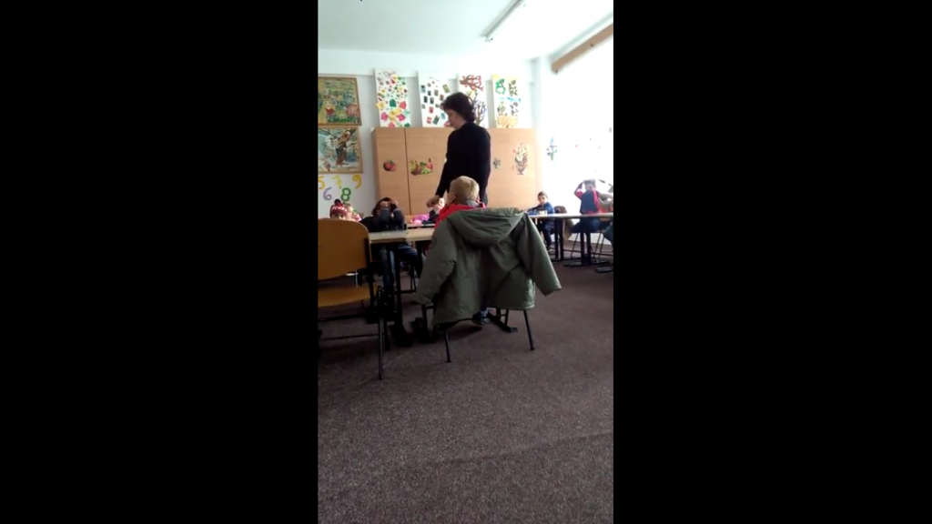 Educatoare filmată când loveşte, înjură şi strigă la copii: „Ăştia să-mi dea spor de nebuneală!”
