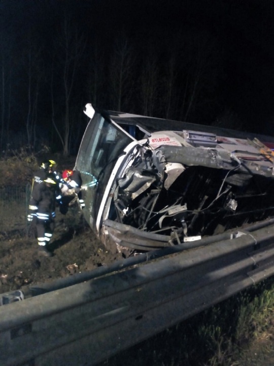 Un autocar Atlassib s-a răsturnat în Italia după ce a lovit o mașină a Protecției Civile: 8 RĂNIȚI