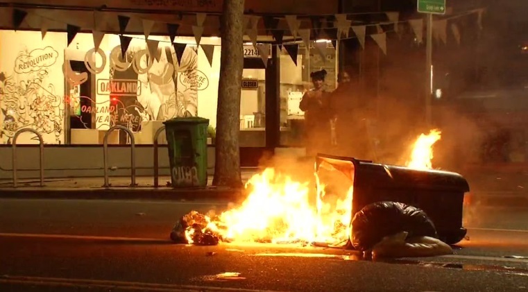 Protestatarii au incendiat gunoaie şi au distrus vitrine în Oakland şi San Francisco după victoria lui Donald Trump