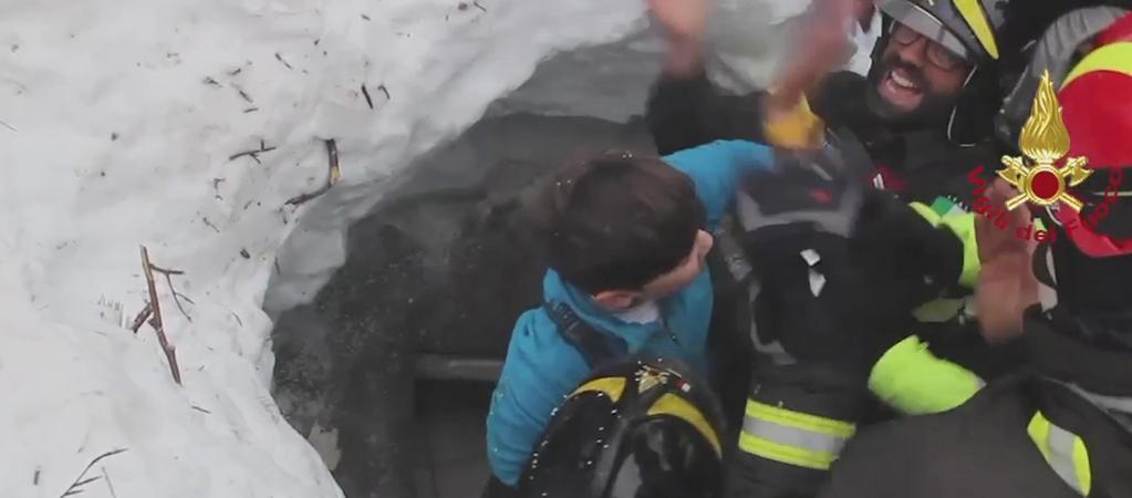 MIRACOL: Românca și cei doi copii salvați după 43 de ore din hotelul distrus de avalanșă în Italia