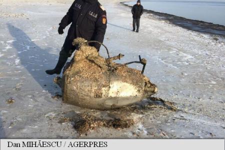Un corp metalic ce pare a fi motor de avion găsit pe plaja din Mamaia