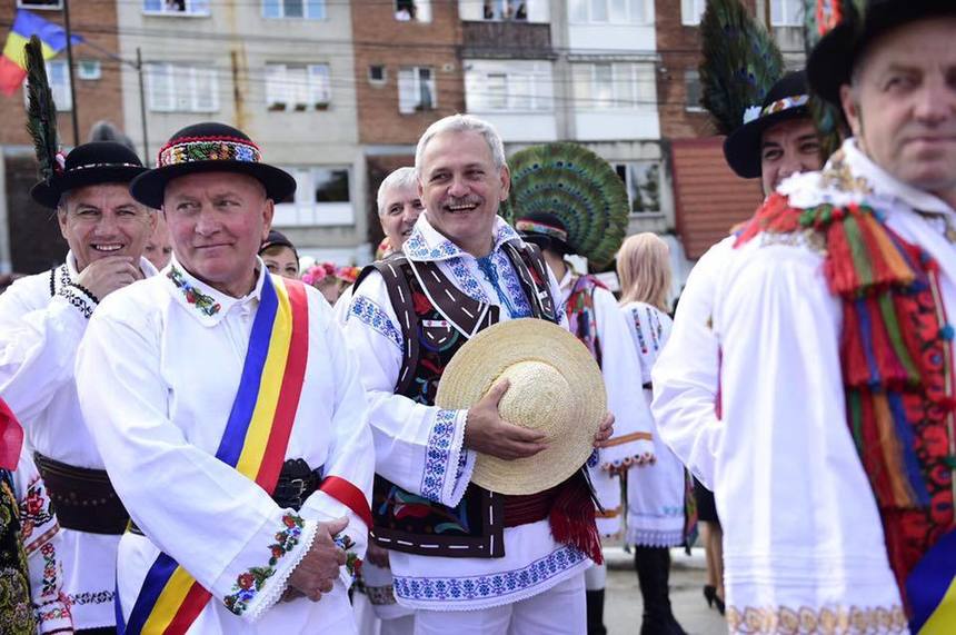 Dragnea în costum popular pentru a intra în Cartea Recordurilor