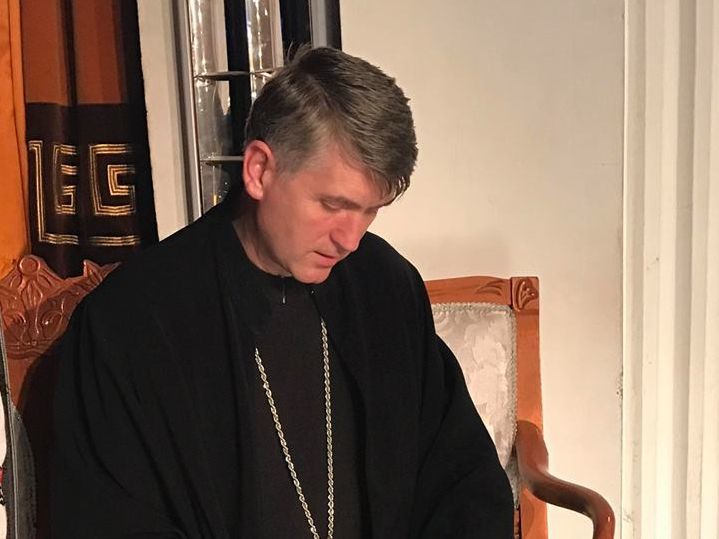Preotul Pomohaci, implicat într-un scandal sexual cu minori, a cântat pe scenă la zilele unei comune din Bihor: „Pentru că prea iubesc sunt judecat, să ştiţi”