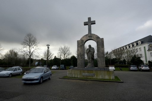 Franţa elimină crucea de pe statuia Papei Ioan Paul al II-lea din Bretania