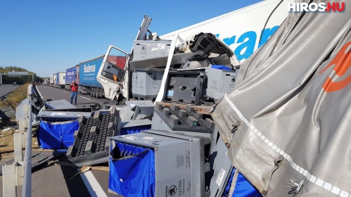 Un camion din Arad implicat într-un accident groaznic în Ungaria cu un autocar cu politiști