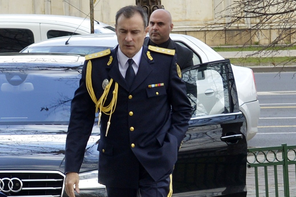 Manualele școlare pe mâna unei persoane apropiată de SRI: APARE ȘI COLDEA