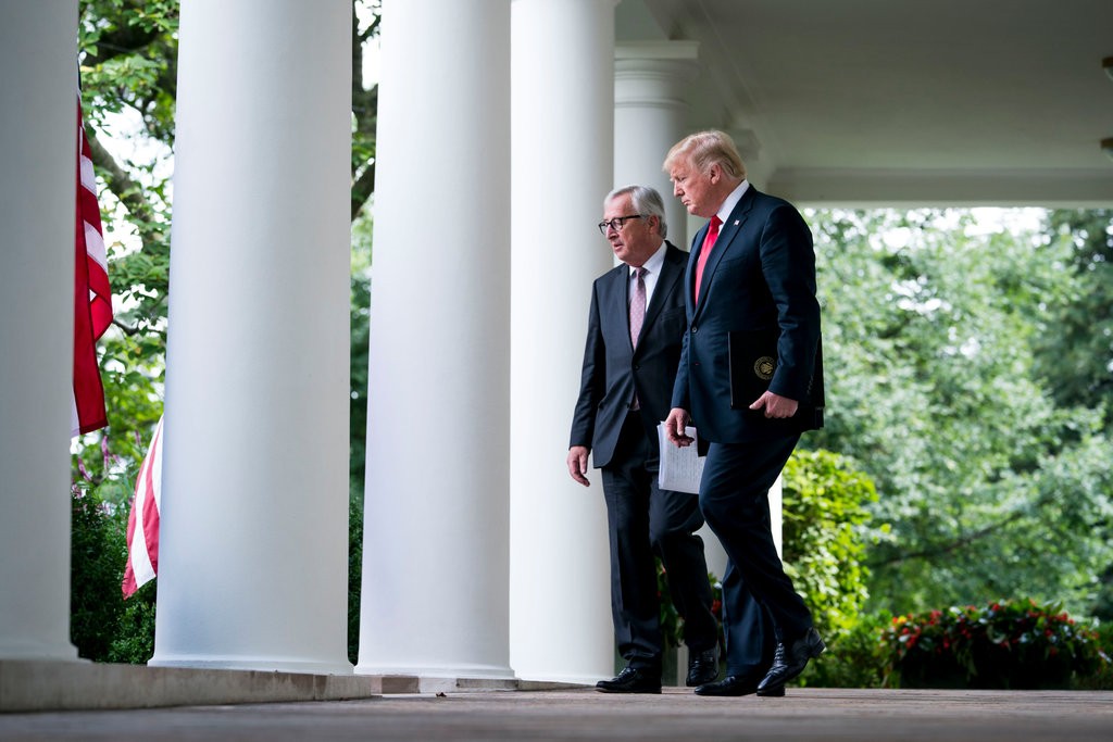 Trump acord cu UE după acuzații incendiare. Juncker a cedat la gaz și soia