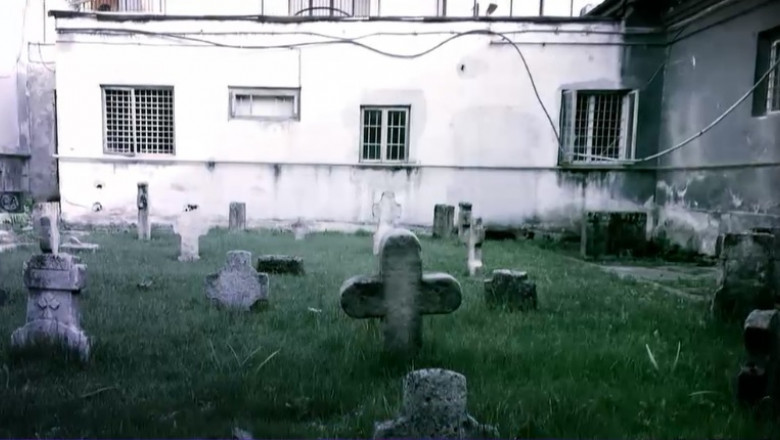 „Toți românii sunt terorizați și traumatizați zilnic de un nou grup Eugen Țurcanu, condus din umbră de un invizibil Alexandru Nicolschi. Noul experiment vizează renunțarea de către români la viața pe care o duceau până acum, renunțarea de bunăvoie la industria națională, dar și la confortul locuințelor decent încălzite și decent iluminate” „Toți românii sunt terorizați și traumatizați zilnic de un nou grup Eugen Țurcanu, condus din umbră de un invizibil Alexandru Nicolschi. Noul experiment vizează renunțarea de către români la viața pe care o duceau până acum, renunțarea de bunăvoie la industria națională, dar și la confortul locuințelor decent încălzite și decent iluminate”