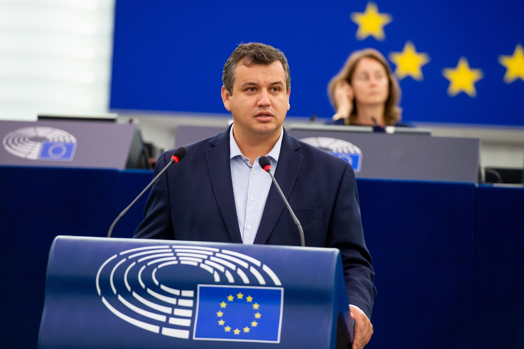 Europarlamentarul Tomac: Orice guvern responsabil de la Chișinău, atunci când întâmpină dificultăți, întâi sună la București, asta este realitatea pe care am trăit-o în ultimele trei decenii. Evident că comuniștii de la Chișinău, care sunt expresia idioțeniei în politică, nu văd că de 30 de ani de zile au prezență militară ilegală pe teritoriul Republicii Moldova – în schimb, încearcă orice declarație a unui oficial român să o interpreteze Europarlamentarul Tomac: Orice guvern responsabil de la Chișinău, atunci când întâmpină dificultăți, întâi sună la București, asta este realitatea pe care am trăit-o în ultimele trei decenii. Evident că comuniștii de la Chișinău, care sunt expresia idioțeniei în politică, nu văd că de 30 de ani de zile au prezență militară ilegală pe teritoriul Republicii Moldova – în schimb, încearcă orice declarație a unui oficial român să o interpreteze