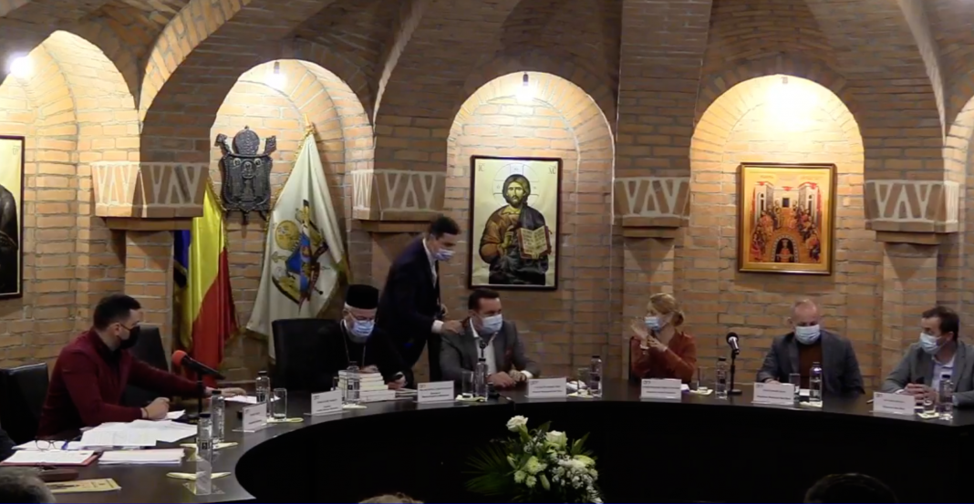VIDEO/Scene halucinante la Catedrala din Baia Mare cu primarul Cherecheș, șeful liberal al CJ Maramureș și consilieri locali sub ochii Episcopului Iustin: SE FURĂ. AM ȘI FILMARE VIDEO/Scene halucinante la Catedrala din Baia Mare cu primarul Cherecheș, șeful liberal al CJ Maramureș și consilieri locali sub ochii Episcopului Iustin: SE FURĂ. AM ȘI FILMARE