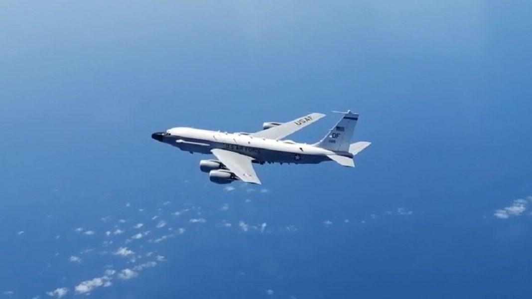 Un avion spion american aproape să între într-un avion de pasageri deasupra Mării Negre Un avion spion american aproape să între într-un avion de pasageri deasupra Mării Negre