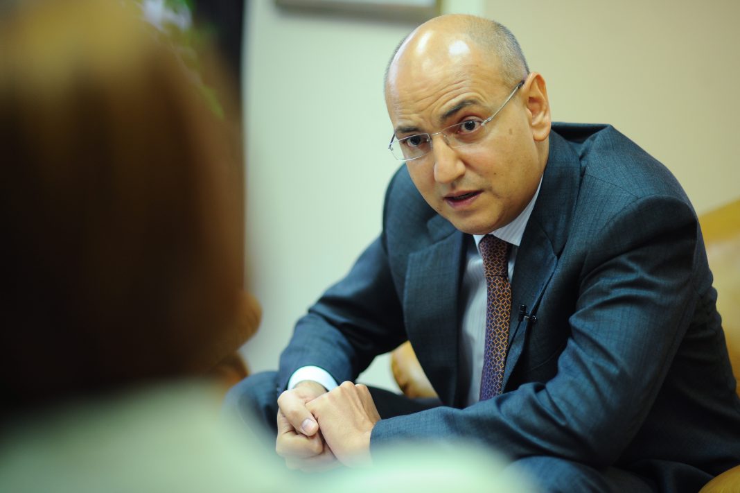 Fost șef al CNSAS: Românilor li se refuză acest drept. Suntem buni doar să cumpărăm 120 de milioane de vaccinuri pe care s-ar putea să le aruncăm la gunoi. Și să trebuiască să cumpărăm altele (acum poate luăm 200 de milioane) pentru că noua variantă de virus bate la ușă ,nu-i așa? Fost șef al CNSAS: Românilor li se refuză acest drept. Suntem buni doar să cumpărăm 120 de milioane de vaccinuri pe care s-ar putea să le aruncăm la gunoi. Și să trebuiască să cumpărăm altele (acum poate luăm 200 de milioane) pentru că noua variantă de virus bate la ușă ,nu-i așa?