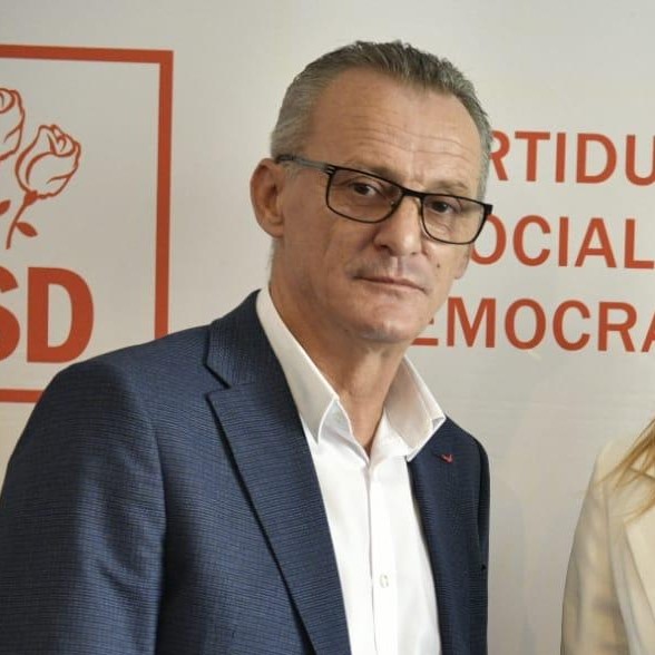 „Numiti un parlamentar de Mehedinti, care acum două săptămâni a făcut sluj la George Simion prin parcarea unei pensiuni de pe clisura Dunării.Telefonul liderului AUR i-a indicat arătării ca era “băgat la block”” „Numiti un parlamentar de Mehedinti, care acum două săptămâni a făcut sluj la George Simion prin parcarea unei pensiuni de pe clisura Dunării.Telefonul liderului AUR i-a indicat arătării ca era “băgat la block””