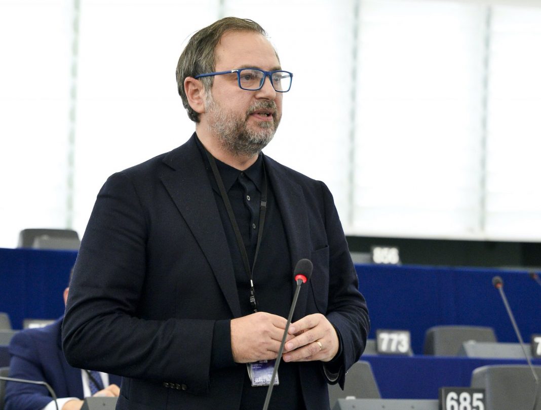 Europarlamentarul Dan Motreanu: Fermierii și agricultorii trebuie recompensați pentru implementarea unor practici durabile și trebuie create noi oportunități pentru întreprinderile lor. Este nevoie de stimulente pentru a reduce dependența de pesticide, fertilizarea excesivă și pentru a a îmbunătăți bunăstarea animalelor Europarlamentarul Dan Motreanu: Fermierii și agricultorii trebuie recompensați pentru implementarea unor practici durabile și trebuie create noi oportunități pentru întreprinderile lor. Este nevoie de stimulente pentru a reduce dependența de pesticide, fertilizarea excesivă și pentru a a îmbunătăți bunăstarea animalelor