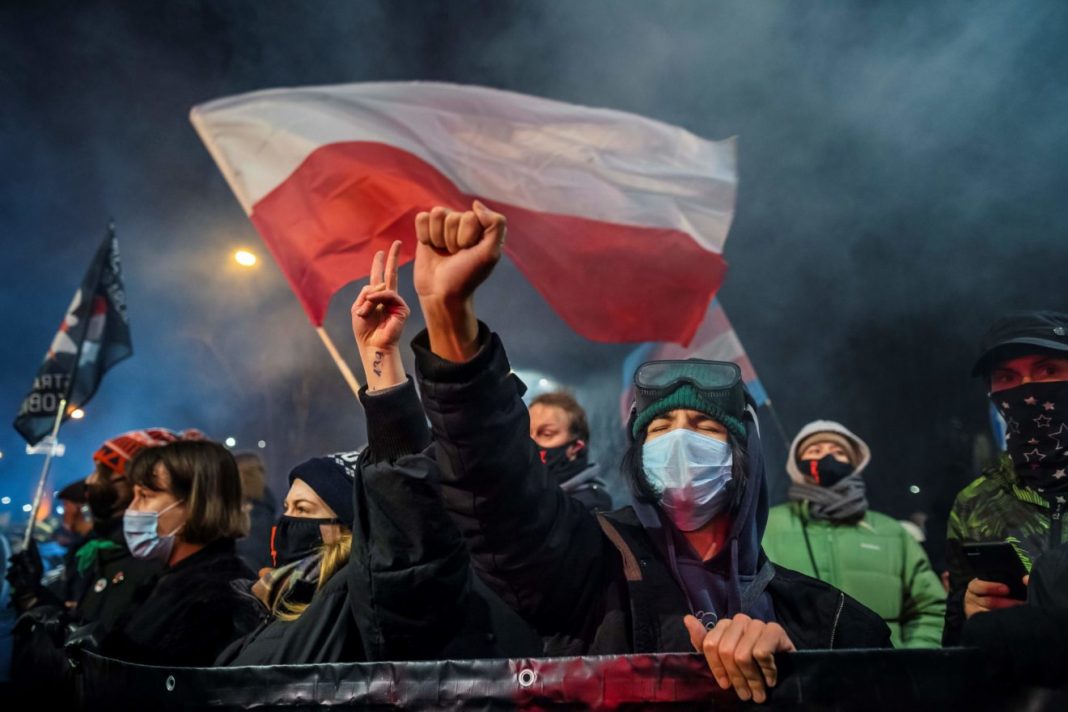 Polonia acuză în războiul cu Bruxelles-ul: Violenţă economică extremă Polonia acuză în războiul cu Bruxelles-ul: Violenţă economică extremă