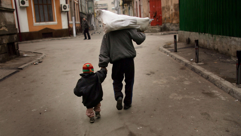 Scandalul tăierii burselor sociale pentru elevi in timpul vacanțelor. Salvați Copiii: Sărăcia nu intră în vacanță Scandalul tăierii burselor sociale pentru elevi in timpul vacanțelor. Salvați Copiii: Sărăcia nu intră în vacanță