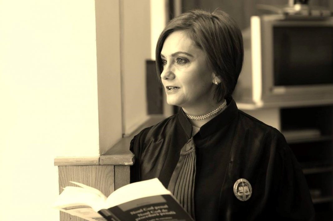 Judecătoarea Adriana Stoicescu: Dacă Isus ar veni mâine ar fi întâmpinat de o mulţime indignată Judecătoarea Adriana Stoicescu: Dacă Isus ar veni mâine ar fi întâmpinat de o mulţime indignată