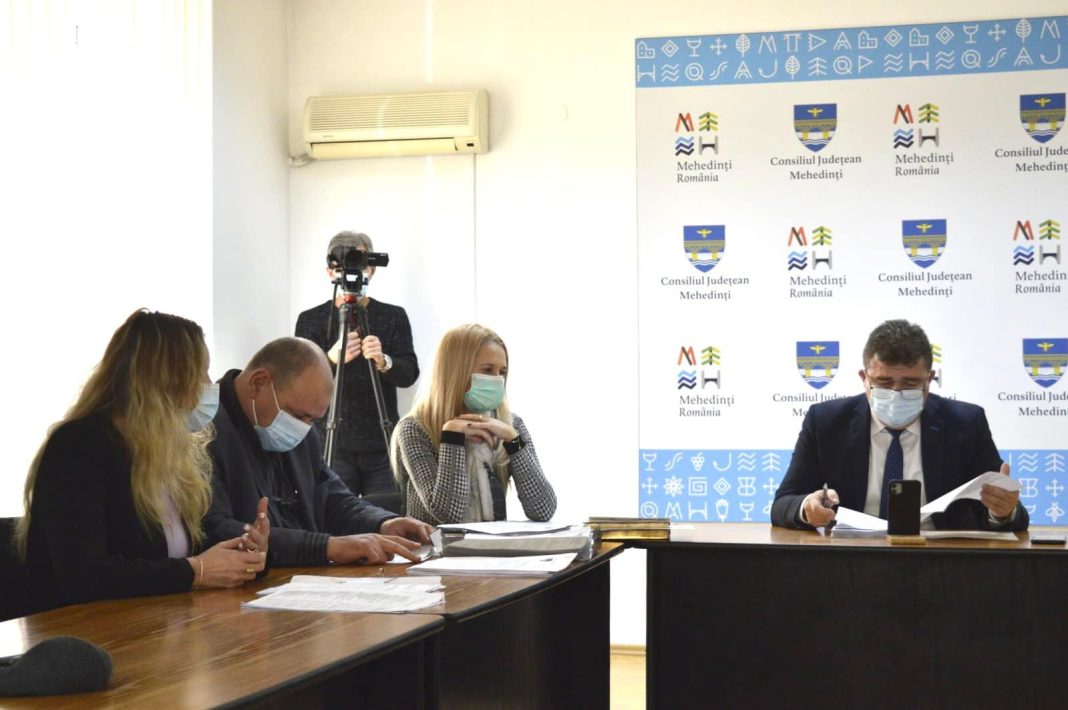 60% din bugetul Mehedințului este pentru investiții/Aladin Georgescu: Anul acesta ne propunem să continuăm și să finalizăm marile obiective pentru dezvoltarea infrastructurii rutiere, de sănătate și de educație 60% din bugetul Mehedințului este pentru investiții/Aladin Georgescu: Anul acesta ne propunem să continuăm și să finalizăm marile obiective pentru dezvoltarea infrastructurii rutiere, de sănătate și de educație
