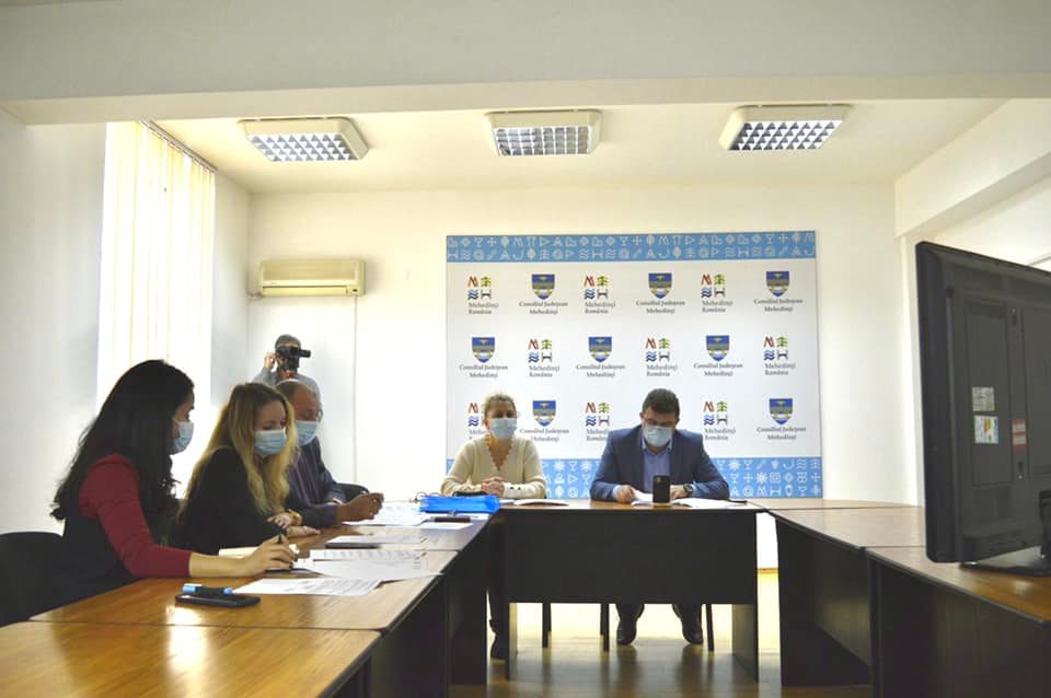 Noi sume de bani pentru primării în Mehedinți/Aladin Georgescu: Sumele alocate vor acoperi contribuții ale primăriilor pentru reabilitări/modernizări de drumuri locale, reabilitări școli/dispensare sau reabilitarea sistemelor de alimentare cu apă Noi sume de bani pentru primării în Mehedinți/Aladin Georgescu: Sumele alocate vor acoperi contribuții ale primăriilor pentru reabilitări/modernizări de drumuri locale, reabilitări școli/dispensare sau reabilitarea sistemelor de alimentare cu apă