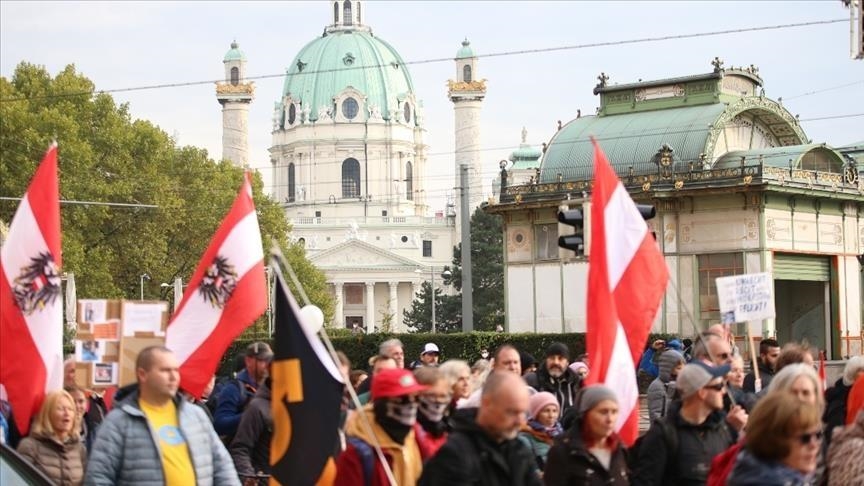 Curtea Constituțională ia la întrebări Ministerul austriac al Sănătății și cere probe: Prin ce factor purtarea unei măști FFP2 în încăperi închise sau în aer liber reduce riscul de infecție sau transmitere? Prin ce factor vaccinarea COVID reduce riscul de cursuri severe? Curtea Constituțională ia la întrebări Ministerul austriac al Sănătății și cere probe: Prin ce factor purtarea unei măști FFP2 în încăperi închise sau în aer liber reduce riscul de infecție sau transmitere? Prin ce factor vaccinarea COVID reduce riscul de cursuri severe?
