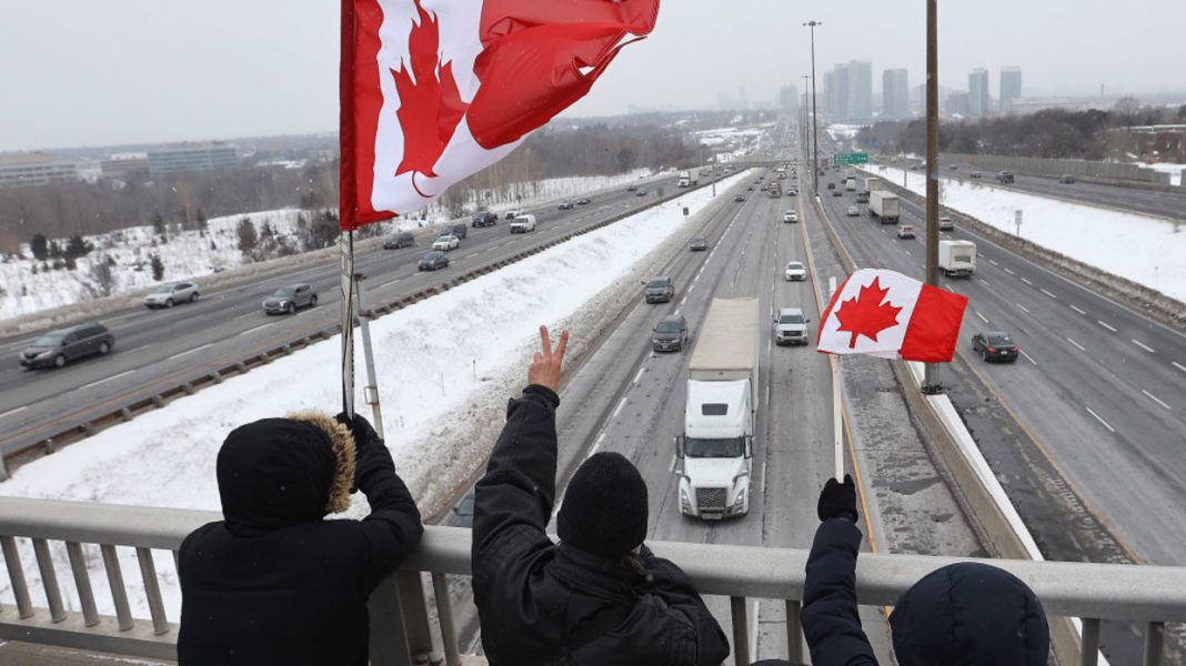 Poliția canadiană amenință că va închide Convoiul Libertății, demonstrația camionagiilor care blochează de o săptămână capitala Poliția canadiană amenință că va închide Convoiul Libertății, demonstrația camionagiilor care blochează de o săptămână capitala