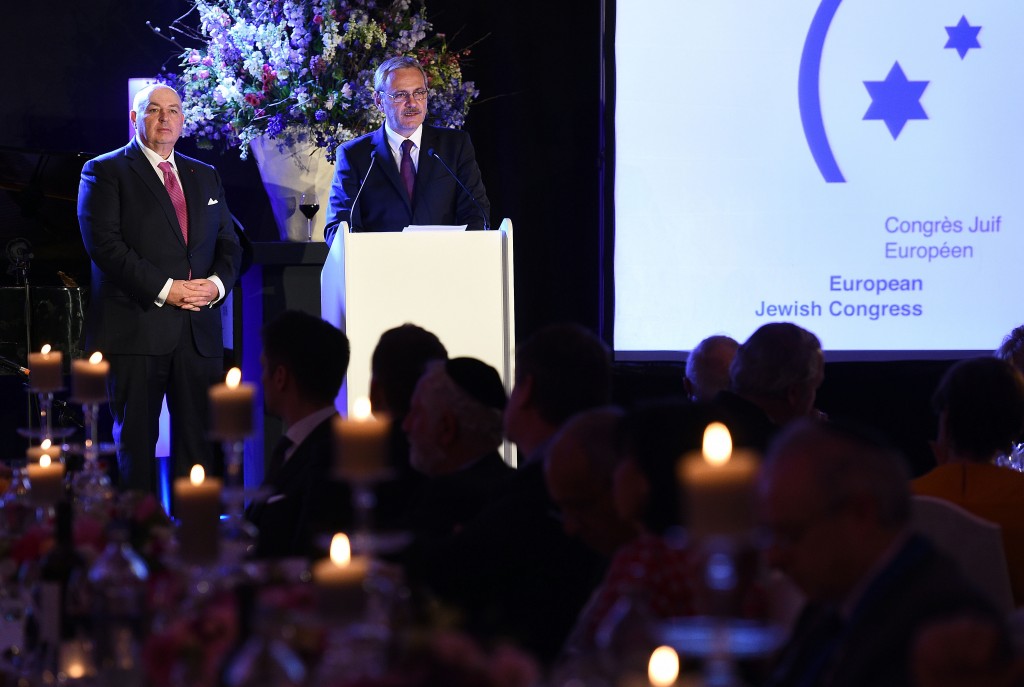 După Dragnea, „Penalul” Kurz și Tony Blair în solda prietenului lui Putin care a pus mâna pe vîrful evreimii europene După Dragnea, „Penalul” Kurz și Tony Blair în solda prietenului lui Putin care a pus mâna pe vîrful evreimii europene