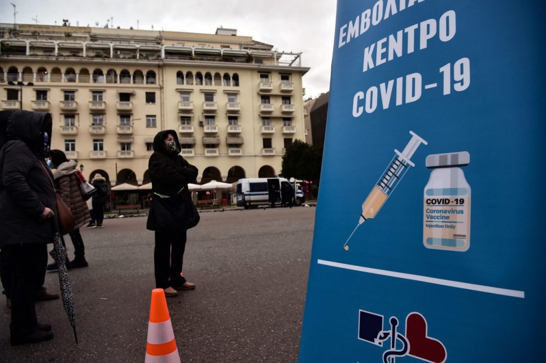 Nevaccinați greci de peste 60 ani vor fi amendați cu 100 de euro pe lună Nevaccinați greci de peste 60 ani vor fi amendați cu 100 de euro pe lună