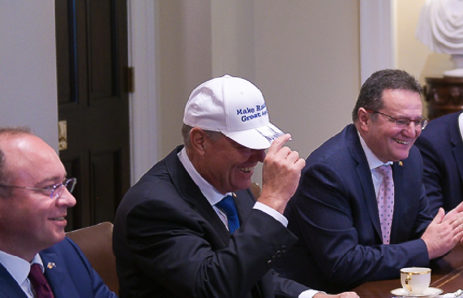 Trump l-a umilit pe Iohannis după ce i-a dat o șapcă in primul mandat: NU MI-A PLĂCUT Trump l-a umilit pe Iohannis după ce i-a dat o șapcă in primul mandat: NU MI-A PLĂCUT