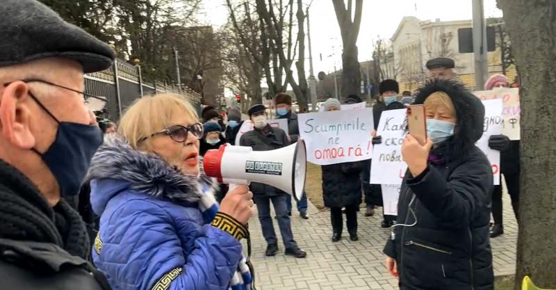 Palatul prezidențial al Maiei Sandu luat cu asalt de moldoveni nervoși pe creșterea prețurilor: „Iau bani de la noi din buget și îi dau Gazpromului”, „Sandu, ieși afară. Rușine” Palatul prezidențial al Maiei Sandu luat cu asalt de moldoveni nervoși pe creșterea prețurilor: „Iau bani de la noi din buget și îi dau Gazpromului”, „Sandu, ieși afară. Rușine”