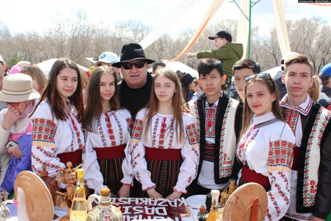 Românii din Kazahstan: Oficial sunt 117. În realitate zeci de mii: „Dumitrescu, Popescu, Ionescu pe care statul kazah nu i-a întrebat ce sunt, veneau din Basarabia, i-au trecut ucraineni. Sunt o sumedenie. Avem și Sârbu. El era în poliție. L-am întrebat: tu nu ești român, ești cu nume românesc? Nu, nu, eu sunt rus! I-am zis: nu, măi omule, cu numele tău nu poți fi rus! S-a dus la părinți, 1.500 de kilometri în nord și a aflat. Tatăl fusese deportat numai că, dacă scria că este român sau moldovean, nu puteam să intru la o școală militară.” Românii din Kazahstan: Oficial sunt 117. În realitate zeci de mii: „Dumitrescu, Popescu, Ionescu pe care statul kazah nu i-a întrebat ce sunt, veneau din Basarabia, i-au trecut ucraineni. Sunt o sumedenie. Avem și Sârbu. El era în poliție. L-am întrebat: tu nu ești român, ești cu nume românesc? Nu, nu, eu sunt rus! I-am zis: nu, măi omule, cu numele tău nu poți fi rus! S-a dus la părinți, 1.500 de kilometri în nord și a aflat. Tatăl fusese deportat numai că, dacă scria că este român sau moldovean, nu puteam să intru la o școală militară.”