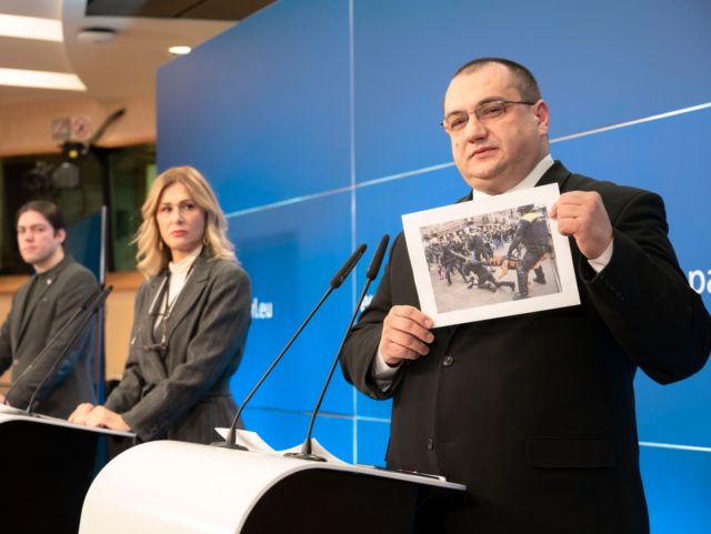 Europarlamentarul Terheș acuză: Ursula tace când vedem peste tot în UE protestatari pașnici abuzați și bătuți cu bestialitate de poliție ori pe care sunt asmutiți câini de luptă Europarlamentarul Terheș acuză: Ursula tace când vedem peste tot în UE protestatari pașnici abuzați și bătuți cu bestialitate de poliție ori pe care sunt asmutiți câini de luptă