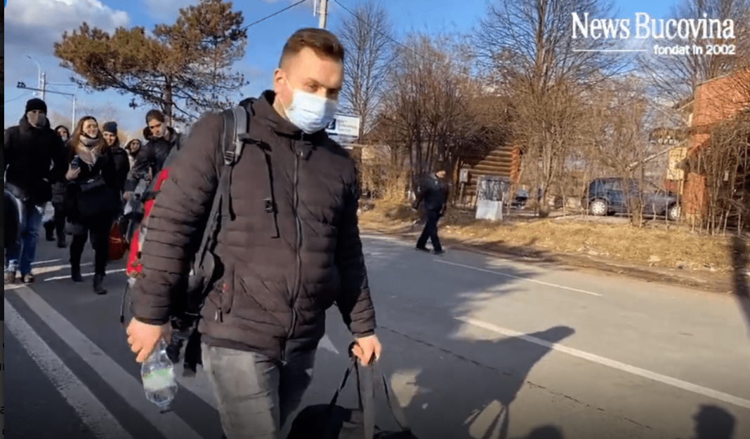 Majoritatea ucrainienilor dintre cei care au trecut joi granița se îndreaptă spre Aeroportul Suceava sau spre Gara din Suceava pentru a pleca mai departe în țări din vestul Europei Majoritatea ucrainienilor dintre cei care au trecut joi granița se îndreaptă spre Aeroportul Suceava sau spre Gara din Suceava pentru a pleca mai departe în țări din vestul Europei