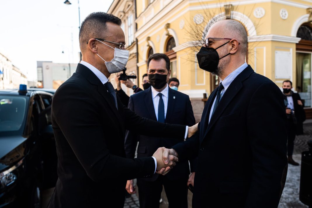 Ministrul de externe maghiar la Sfântu Gheorghe: Dacă maghiarii din Transilvania și Ținutul Secuiesc votează Viktor Orbán va continua sprijinul financiar acordat de guvernul de la Budapesta Ministrul de externe maghiar la Sfântu Gheorghe: Dacă maghiarii din Transilvania și Ținutul Secuiesc votează Viktor Orbán va continua sprijinul financiar acordat de guvernul de la Budapesta
