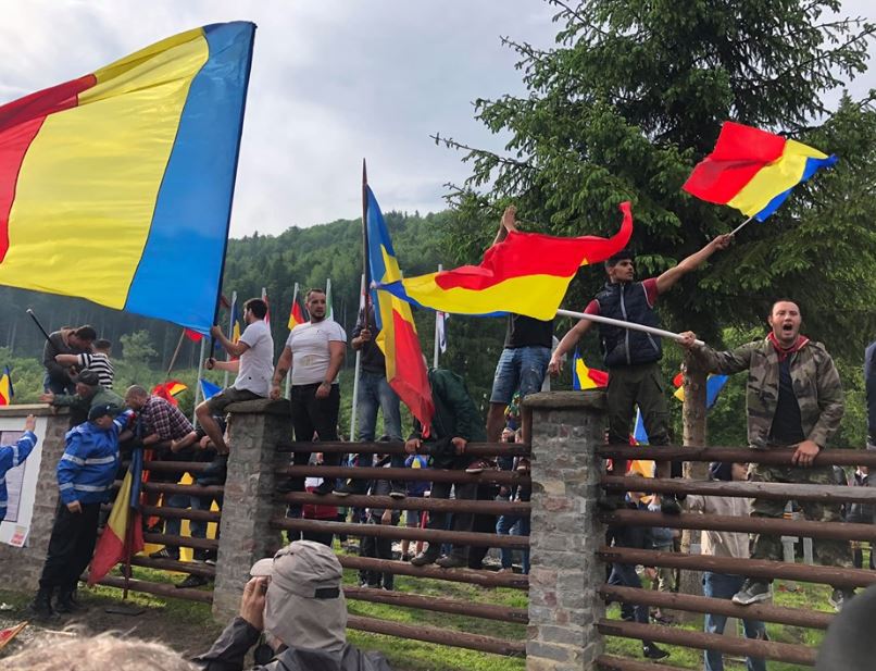 Agenția maghiară de știri MTI: Organizaţiile naţionaliste româneşti au comemorat la Valea Uzului cu un banner antimaghiar Agenția maghiară de știri MTI: Organizaţiile naţionaliste româneşti au comemorat la Valea Uzului cu un banner antimaghiar