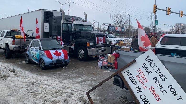 Camionagii canadieni au blocat și podul spre Detroit. Premierul Trudeau amenință că va pune capăt protestelor Camionagii canadieni au blocat și podul spre Detroit. Premierul Trudeau amenință că va pune capăt protestelor