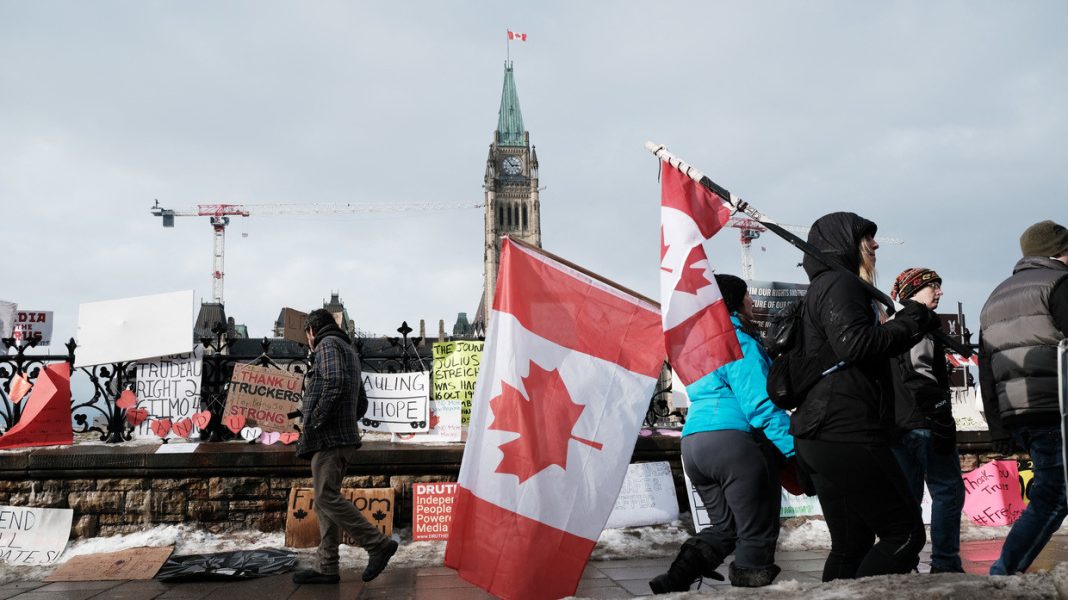 Camionagii canadieni au blocat mai multe artere către Statele Unite Camionagii canadieni au blocat mai multe artere către Statele Unite