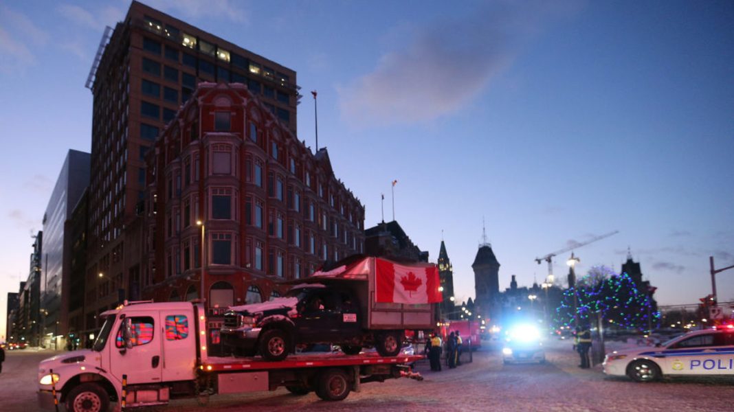 Primarul din Ottawa laudă brutalitatea Poliției pentru oprirea demonstrației camionagiilor: Camioanele, rulotele și vehiculele confiscate de la protestatari ar trebui vândute Primarul din Ottawa laudă brutalitatea Poliției pentru oprirea demonstrației camionagiilor: Camioanele, rulotele și vehiculele confiscate de la protestatari ar trebui vândute
