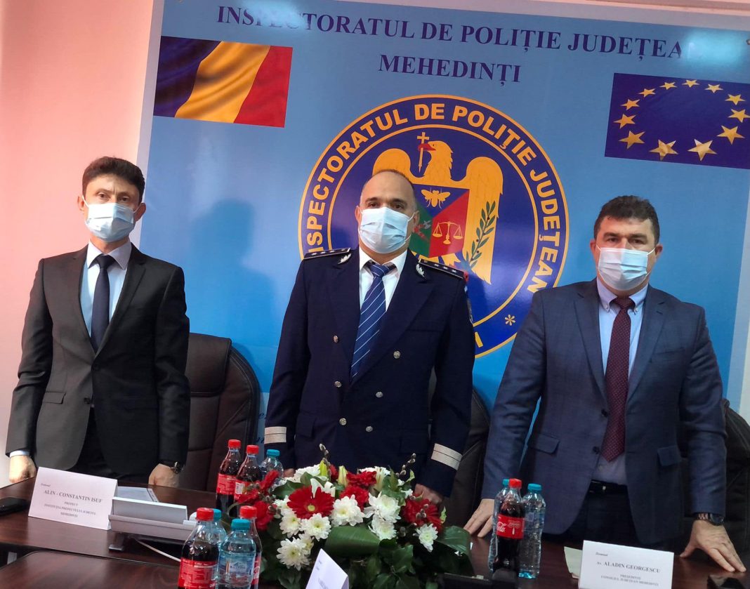Bilanț la IPJ Mehedinți/ Aladin Georgescu: Anul 2021 nu a fost deloc prietenos cu cei care ne aflăm în slujba cetățenilor, autorități publice, polițiști, pompieri, jandarmi, medici și personal medical. Cu puțin noroc, în câteva săptămâni am putea aștepta sfârșitul crizei sanitare și consider că este momentul de noi începuturi pentru fiecare dintre noi! Bilanț la IPJ Mehedinți/ Aladin Georgescu: Anul 2021 nu a fost deloc prietenos cu cei care ne aflăm în slujba cetățenilor, autorități publice, polițiști, pompieri, jandarmi, medici și personal medical. Cu puțin noroc, în câteva săptămâni am putea aștepta sfârșitul crizei sanitare și consider că este momentul de noi începuturi pentru fiecare dintre noi!