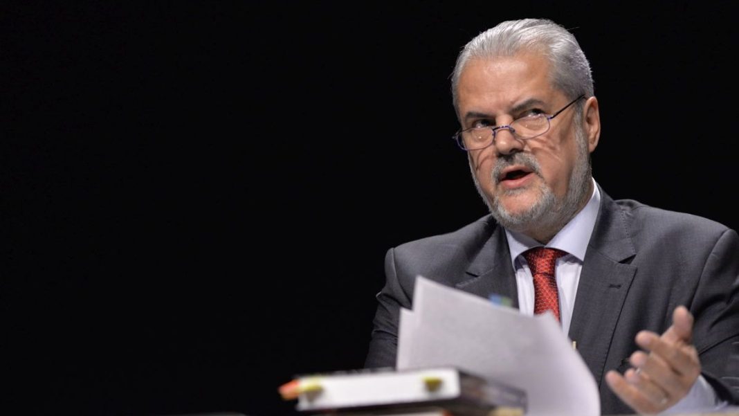 Adrian Năstase: Propun o modificare a Constituţiei la capitolul „drepturi cetăţeneşti” şi anume un nou drept fundamental – „dreptul la haos” Adrian Năstase: Propun o modificare a Constituţiei la capitolul „drepturi cetăţeneşti” şi anume un nou drept fundamental – „dreptul la haos”