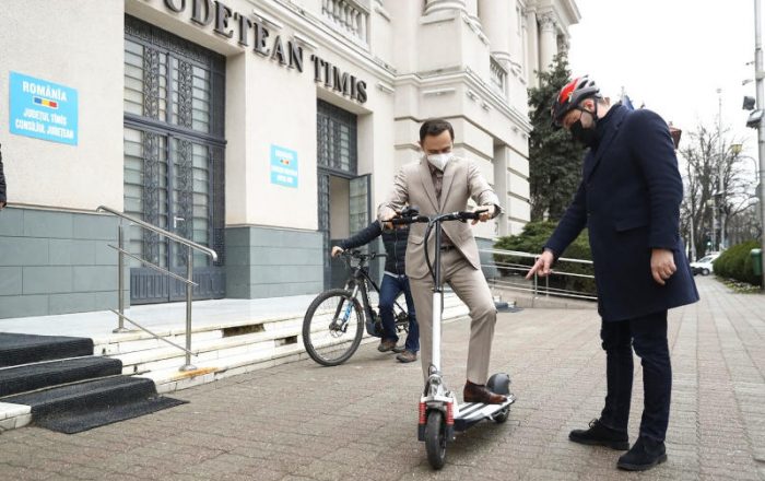 Revolta primarilor liberali din Timiș. Șeful liberal al CJ bagă gaz la el în sat și la nașul pesedist Revolta primarilor liberali din Timiș. Șeful liberal al CJ bagă gaz la el în sat și la nașul pesedist