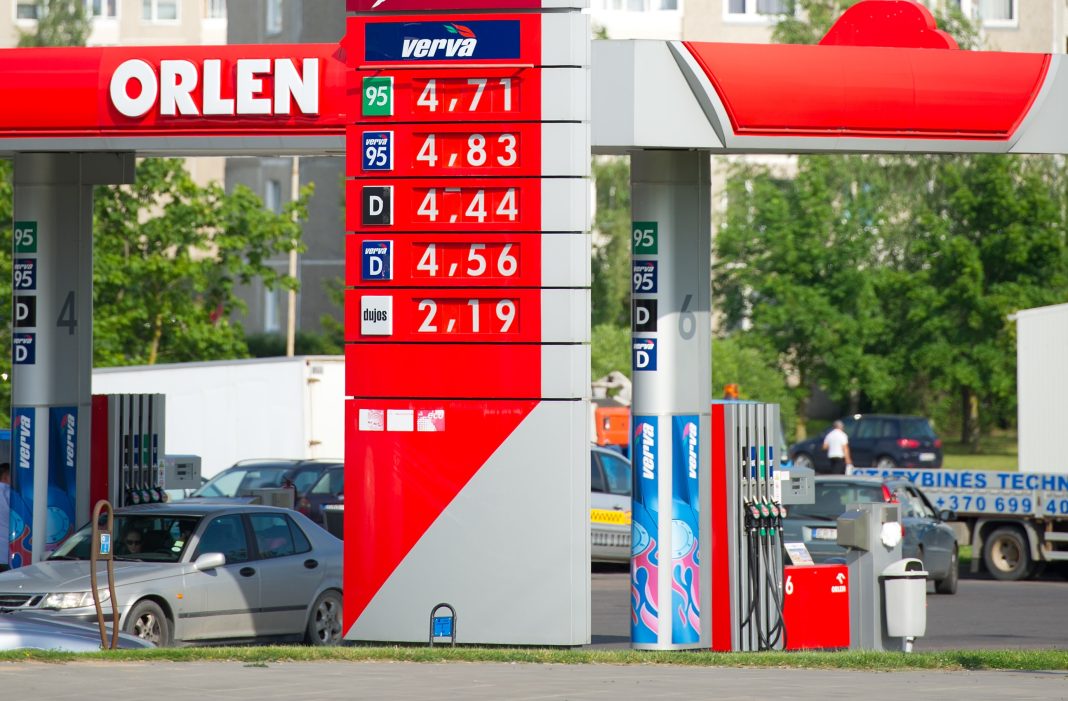 Benzinăriile și magazinele din Polonia luate cu asalt de cei din țările vecine după ce guvernul de la Varșovia a redus TVA-ul Benzinăriile și magazinele din Polonia luate cu asalt de cei din țările vecine după ce guvernul de la Varșovia a redus TVA-ul